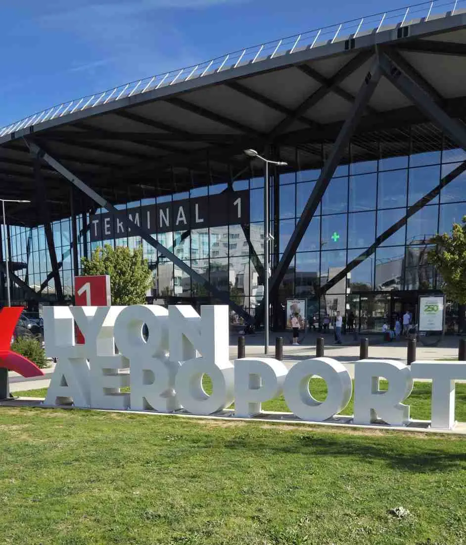 Taxi aéroport Lyon Saint-Exupéry — navette depuis Bourgoin-Jallieu en van Mercedes Classe V