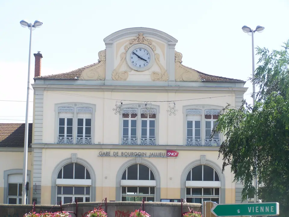 Gare de Bourgoin-Jallieu — desserte taxi vers Part-Dieu, Perrache et les gares TGV