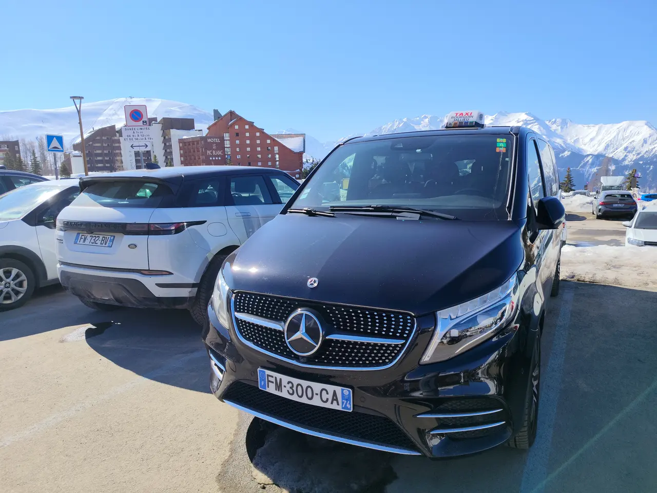 Mercedes Classe V noire devant une station de ski des Alpes — taxi station de ski depuis Bourgoin-Jallieu