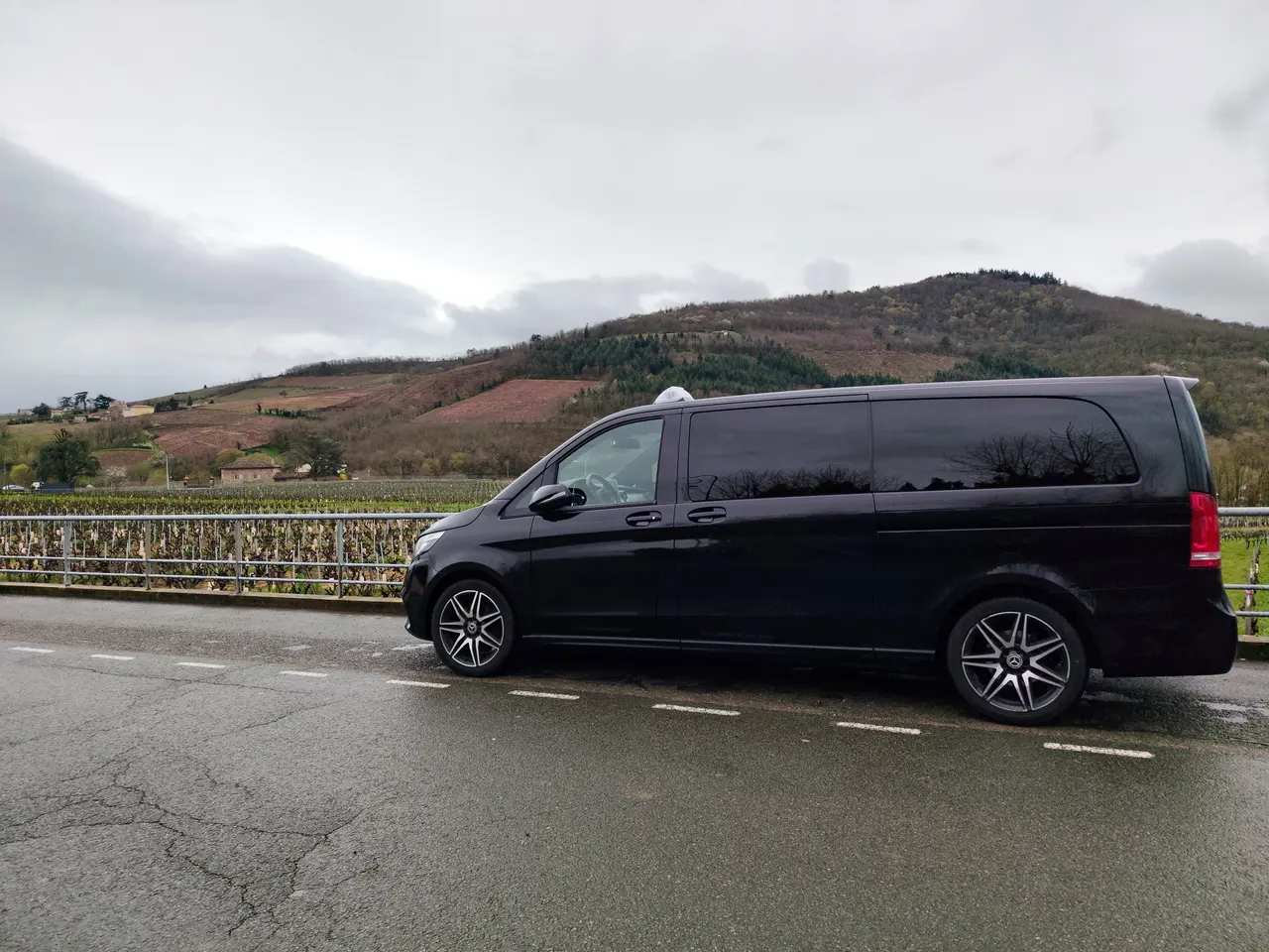 Mercedes Classe V noire — taxi entreprises et déplacements professionnels Nord-Isère