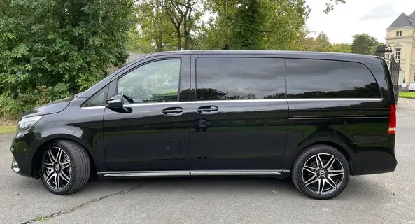 Van Mercedes Classe V de profil — navette mariage et taxi mariage en Nord-Isère